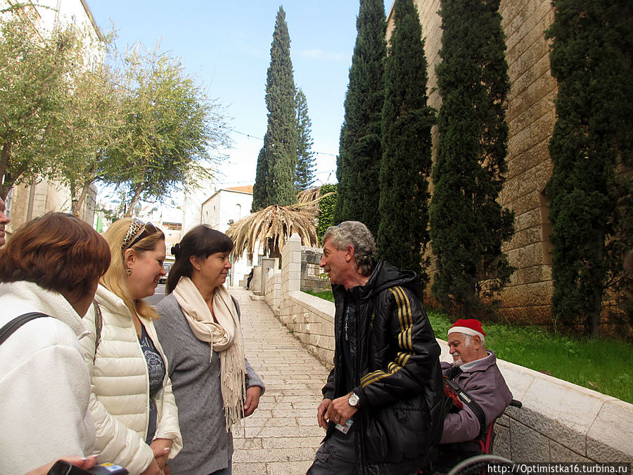 Наш экскурсовод Алик заранее рассказывает нам историю Назарета и Благовещения. (В церкви у Грота Благовещения говорить нельзя)