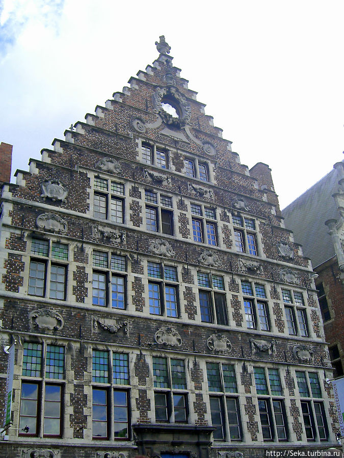 Одно из зданий по улице Graslei Гент, Бельгия