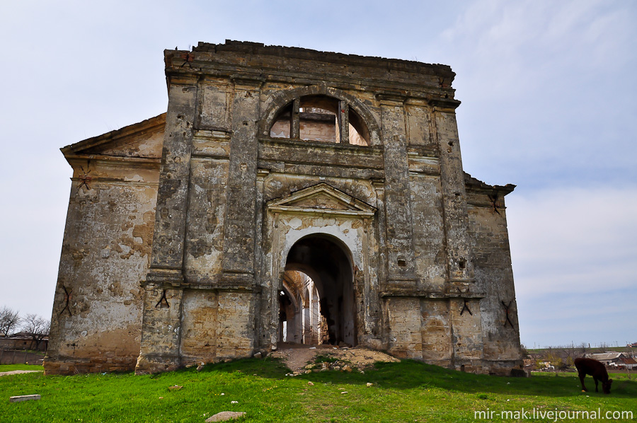 Первой на моем пути была Католическая церковь Рождества Пресвятой Девы Марии в селе Каменка (в прошлом колония Мангейм (Mannheim)). Построена она была еще в 1850 году.