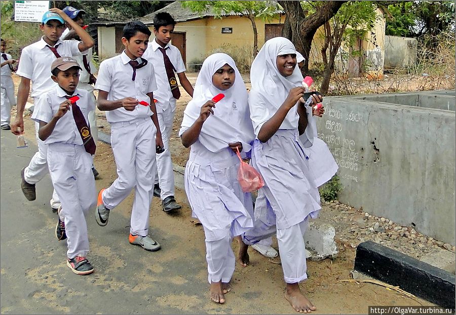 Красное мороженое очень хорошо смотрится на фоне белого. Форма для мальчиков  — тоже белая. До 10 класса пацаны носят шорты, а после шорты заменяют полноценные брюки.  Этим, видно, лет 15 уже исполнилось.