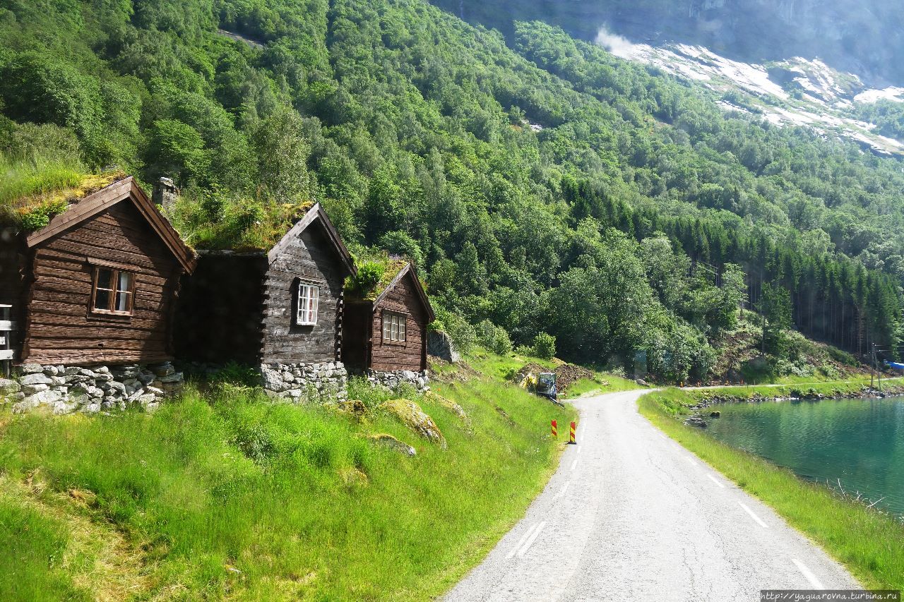 По дороге с облаками вдоль долины Лодален Олден, Норвегия