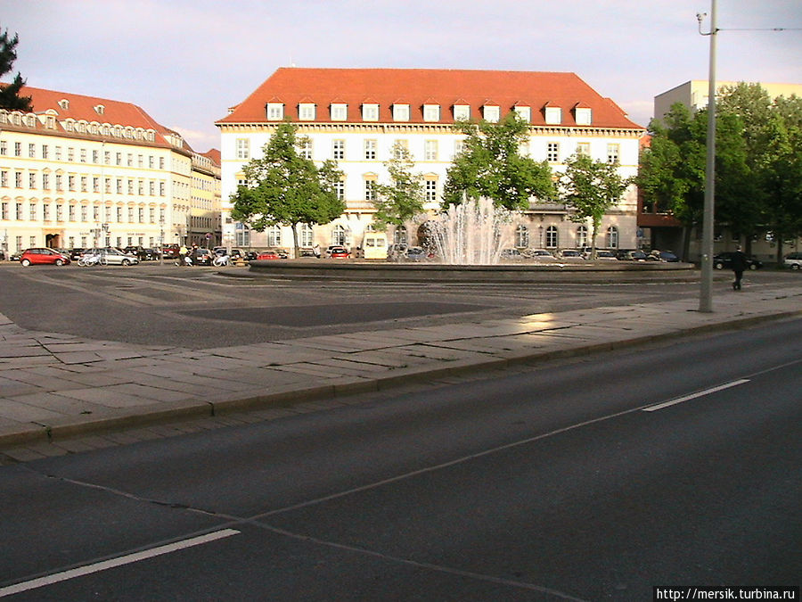Прозрачные воды Эльбы и памятник Достоевскому Дрезден, Германия
