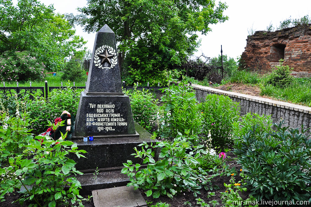 На заднем дворе монастыря захоронены 960 человек, погибших от рук фашистов в 1941-1943 годах. Бердичев, Украина