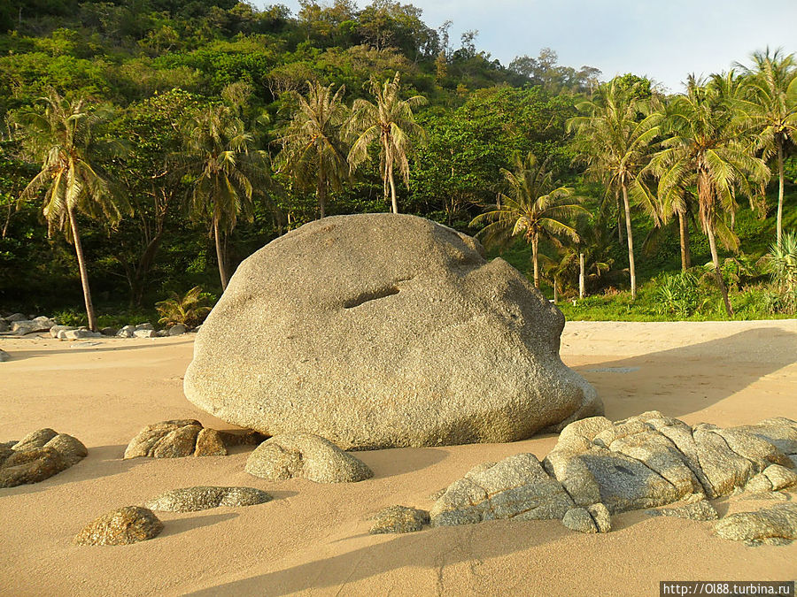 Камень похож на череп инопланетянина Пхукет, Таиланд