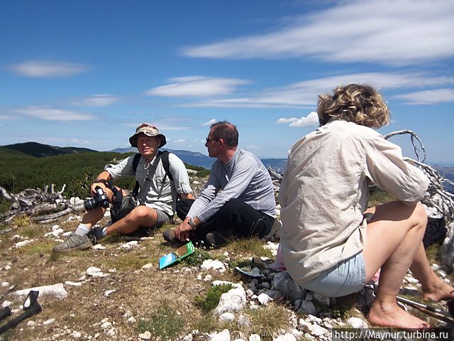 Здесь на вершине мы догнали французкую пару.Наши пути в горах Черногории перекрещивались с ними дважды.