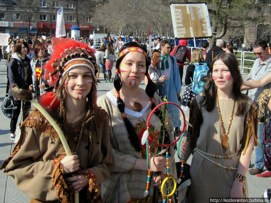 Индейцы из местного племени. Новосибирск, Россия