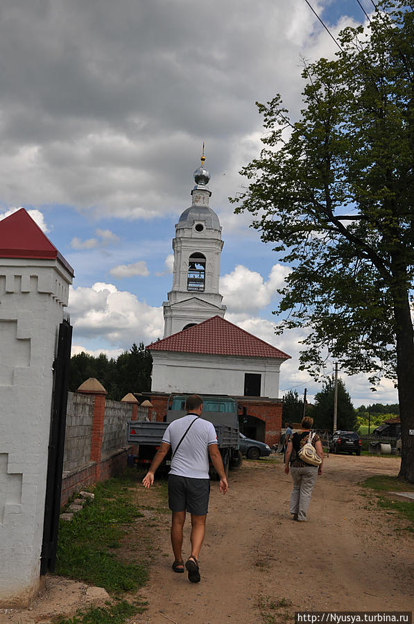 ...и сразу из ворот открывается вид на уцелевшую колокольню, Пошехонье, Россия