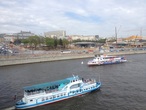 Теплоходов на Москва-реке, пожалуй, не меньше чем на Неве.