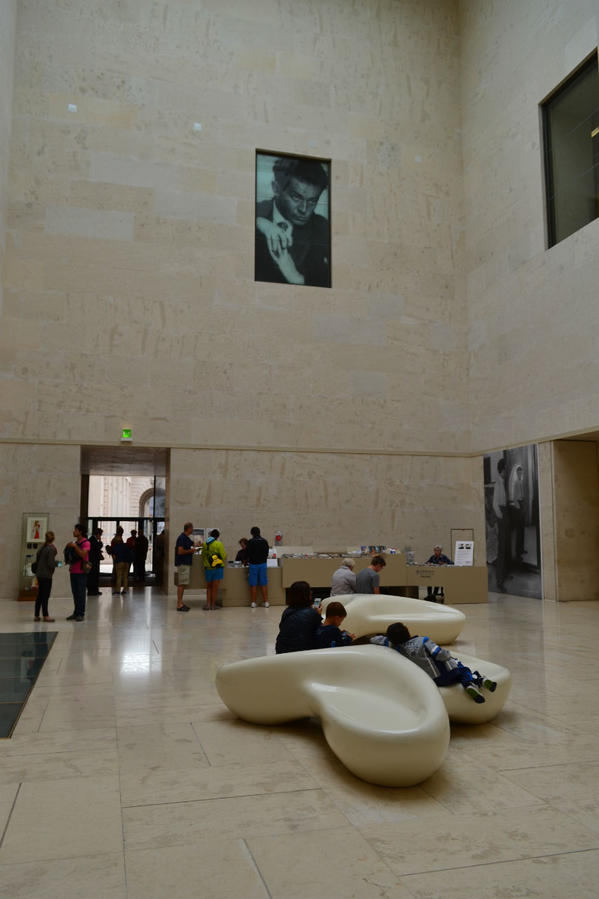 Нулевой зал музея (вход) украшает фотография Эгона Шиле...фактически это его музей. Вена, Австрия