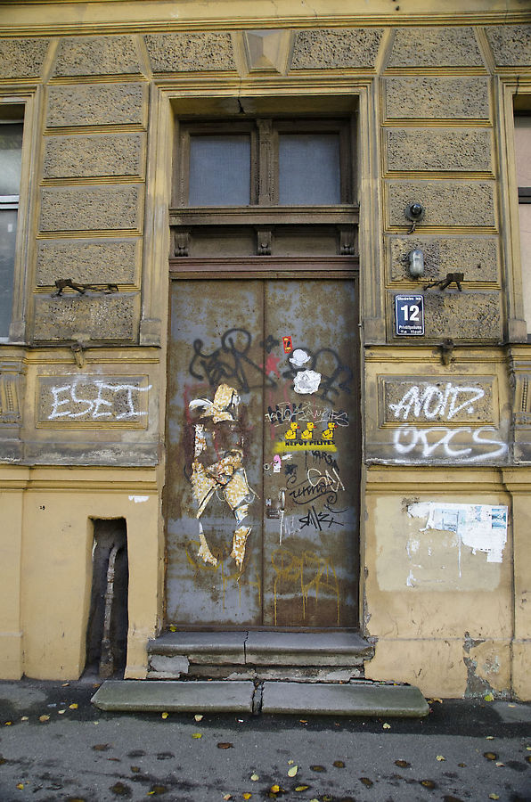 Творчество местных вандалов. Довольно много, где можно встретить.