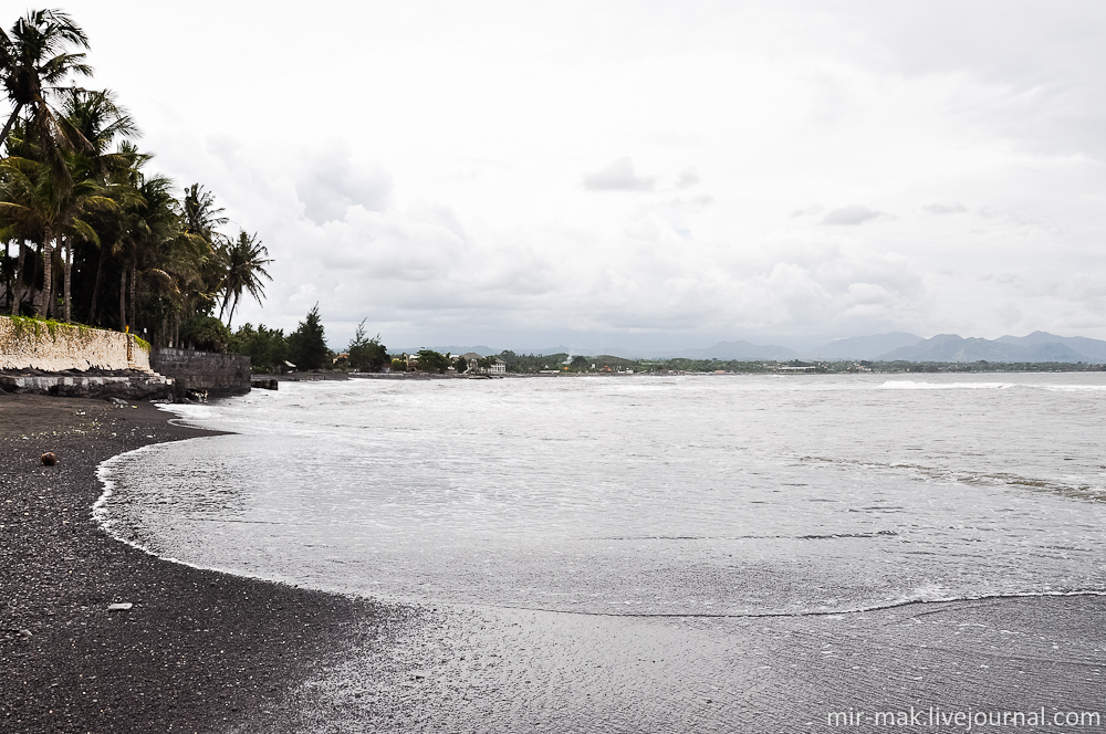 Вулканический песок на Бали Бали, Индонезия