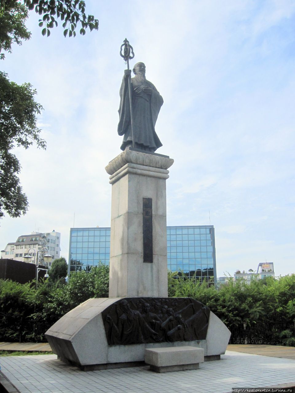 И не спрашивайте! Все равно не знаю, кто это стоит на вершине холма в парке Чанчхун у метро Dongguk Univ. Наверное, очень уважаемый старец, раз к нему можно подняться на эскалаторе. Сеул, Республика Корея