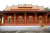 Храмовый комплекс Ват Сене Сук Харам. Здание Wat phra chao pet soc с трафаретными позолоченными стенами. Фото из интернета