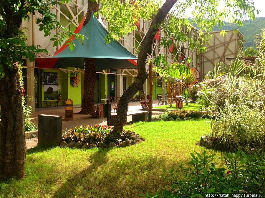 В школьном дворе Сен-Дени, Реюньон