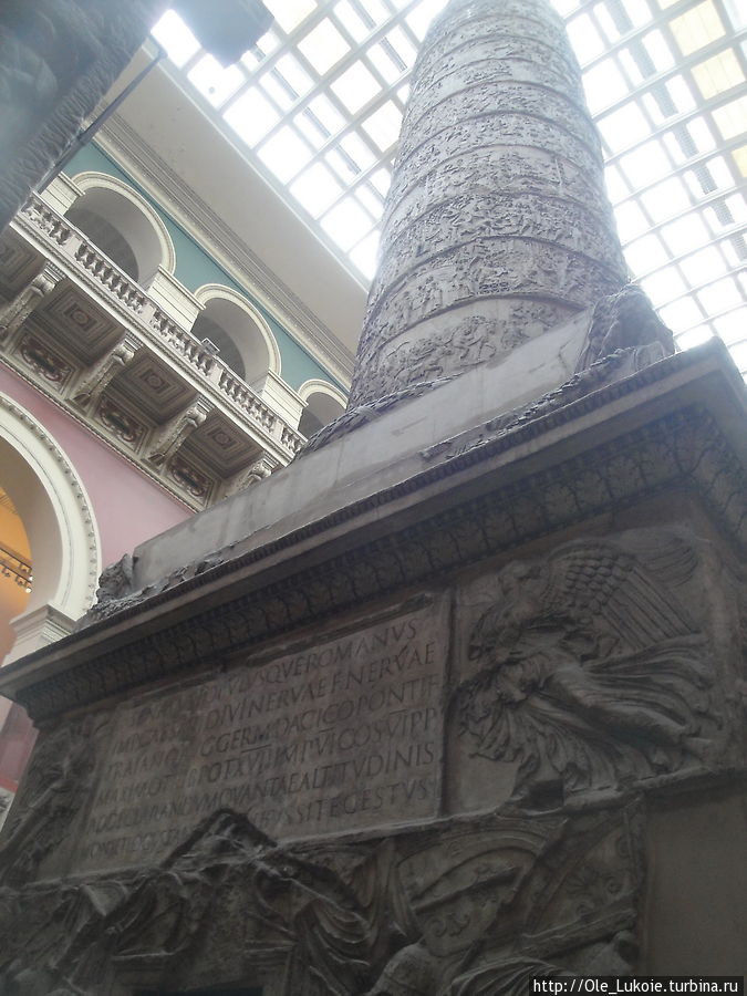 Вот эта колонна в зале музея Лондон, Великобритания