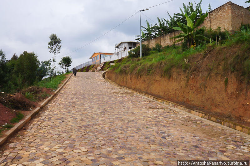 Мощёная улица. В Руанде, кстати, много таких.