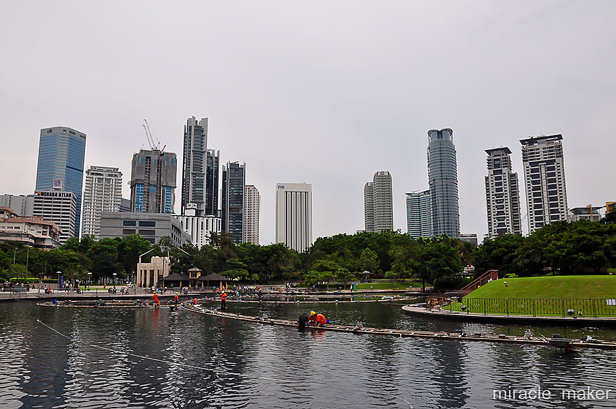Около башен расположен приличный по своим размерам парк, с фонтанами, аккуратно подстриженными газонами и небольшим аквапарком. Куала-Лумпур, Малайзия