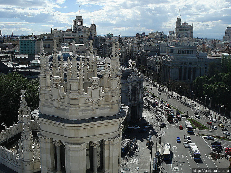 Знаменитая Алькала и Генеральный штаб (справа) и Банк Испании (слева) Мадрид, Испания