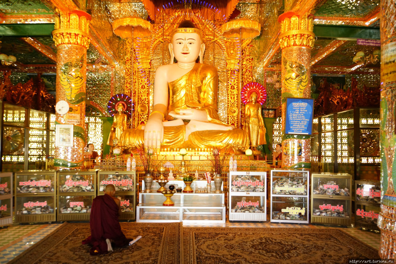 В храме при ней тоже очень праздничный Будда. Сагайн, Мьянма