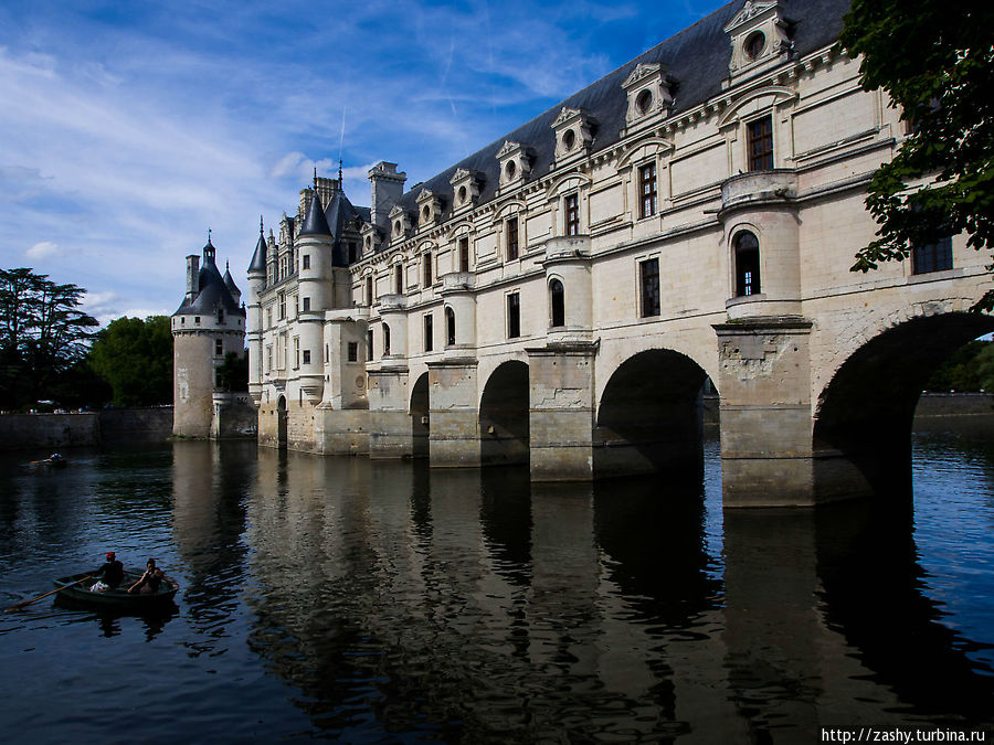 Дворец Шенонсо (Château de Chenonceau), перегородивший реку Шер Земли Луары, Франция