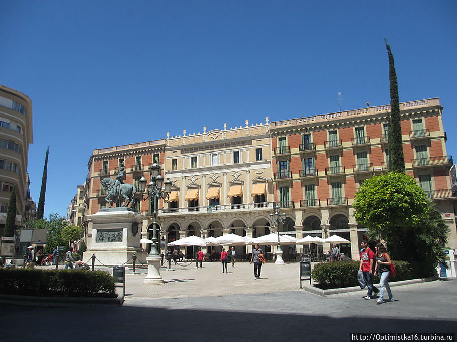 На площади Генерала Прима (Plaça del Prim) у монумента Приму Реус, Испания