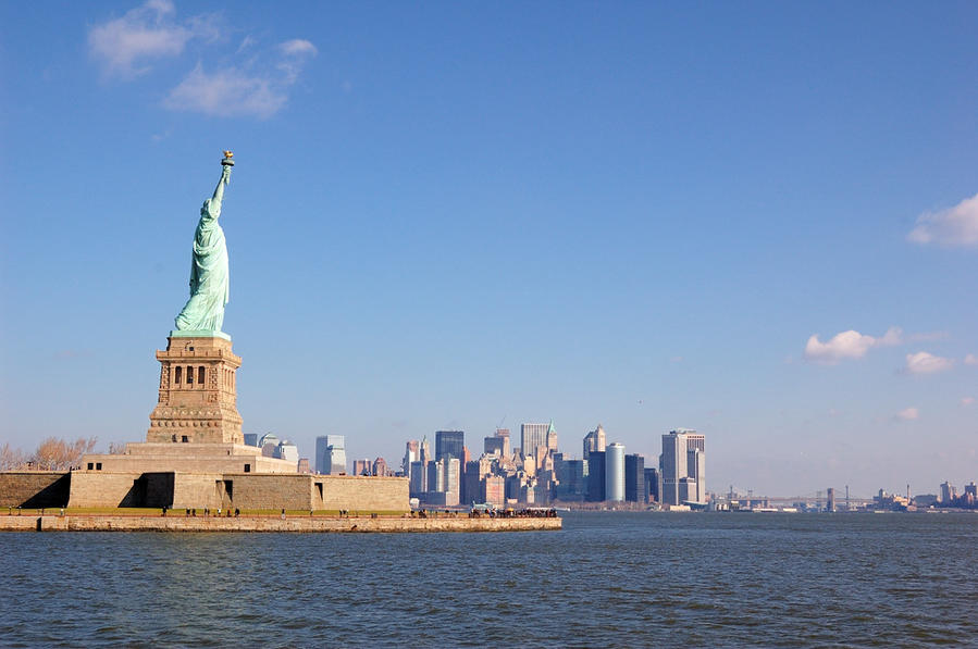 Статуя Свободы на фоне Манхэттэна Нью-Йорк, CША