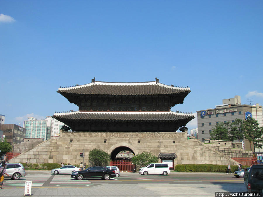 Тондемун ворота в центре Сеула,один из символов города.Тондемун в переводе с Корейского означает ворота восходящей доброты.Тондемун был построен во время правления короля Тхэджо в 1398 году,реконструирован в 1453 году,сегодняшний облик обрёл в 1896 году. Сеул, Республика Корея