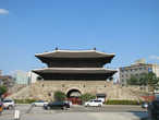 Тондемун ворота в центре Сеула,один из символов города.Тондемун в переводе с Корейского означает ворота восходящей доброты.Тондемун был построен во время правления короля Тхэджо в 1398 году,реконструирован в 1453 году,сегодняшний облик обрёл в 1896 году.