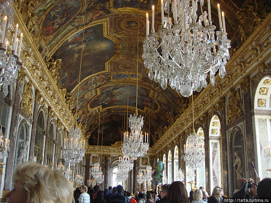Зеркальная галерея Версаля — самое роскошное помещение дворца. Версаль, Франция