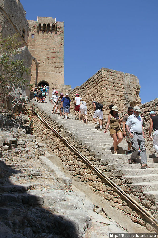 Лестница собственно в акрополь Линдос, остров Родос, Греция