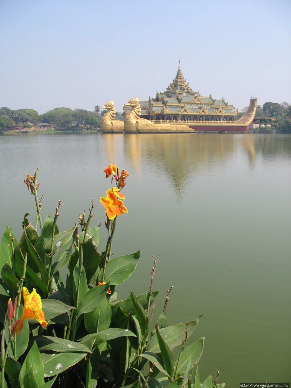Озеро Kandawgyi Lake и ресторан Каравейк Янгон, Мьянма