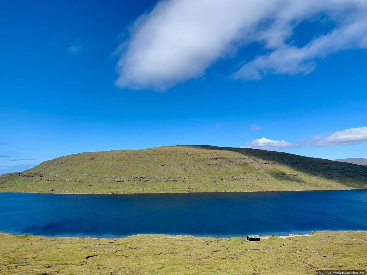 Домик с зеленой крышей предлагает идеальную точку для фокусировки, но как-то не хочется на нем фокусироваться, не так ли?