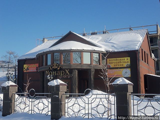 Действительно есть что-то от власти.Уж больно здание сурово на вид.