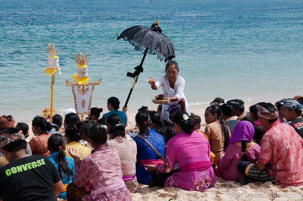 Финалом богослужения, было окропление участников церемонии святой водой, которую приготовил священник во время молитвы. Бали, Индонезия