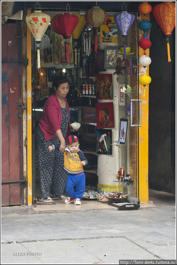 Многие ханойцы живут практически в своих лавках или магазинах. На первом этаже торгуют, а на втором живут. Это — очень удобно... Ханой, Вьетнам