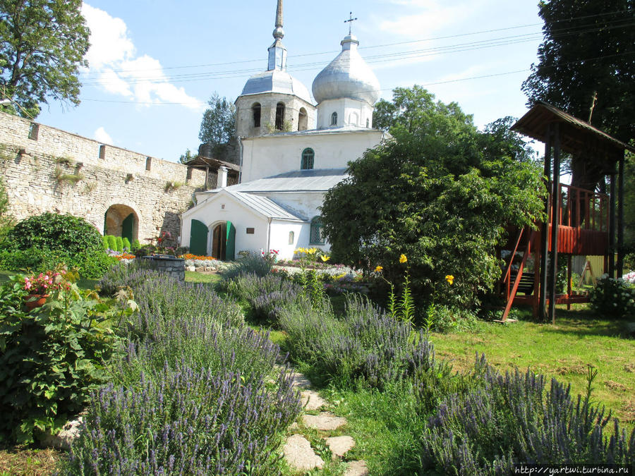 Около Никольской башни и ворот находится действующая Никольская церковь. Порхов, Россия