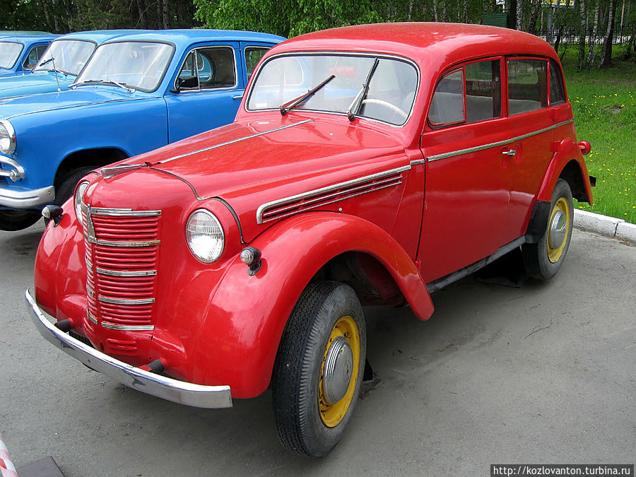 Первая модель Москвича (401), выпускавшаяся в 1954-56 годах, чем отдаленно напоминала Мерседес Штирлица. Новосибирск, Россия
