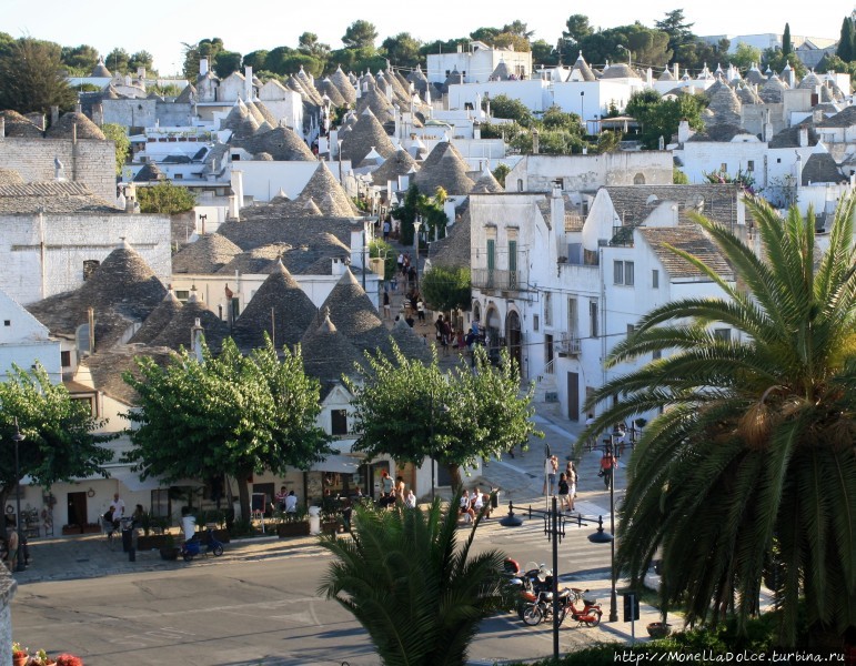 Исторический центр города  Alberobello (UNESCO ) Альберобелло, Италия