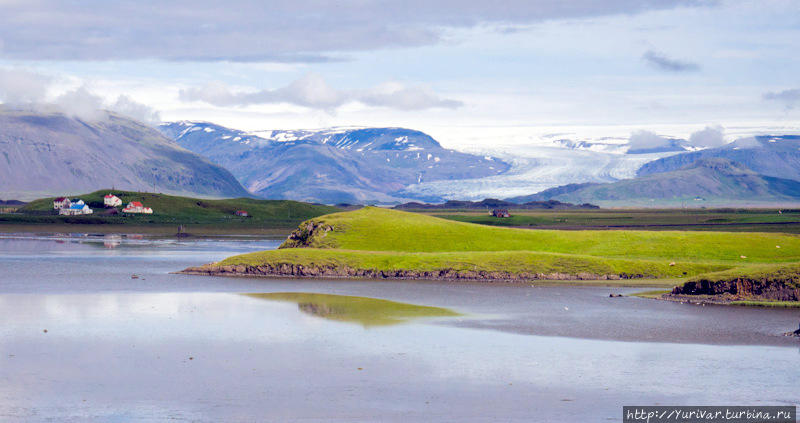 Вдали — ледовая громада Ватнайокюль, самого большого ледника Европы. С нее спускается ледовый язык ледника Hoffellsjökul Хёфн, Исландия