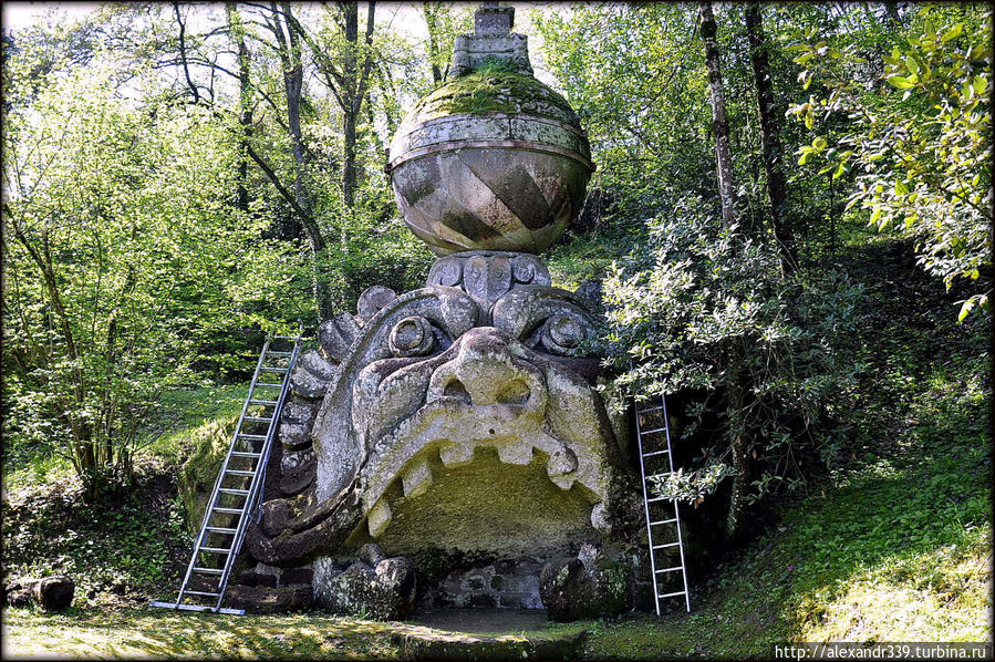 Голова Протея — сына Нептуна. На ней – земной шар, его венчает замок Орсини, что символизирует власть Орсини над миром. Лацио, Италия
