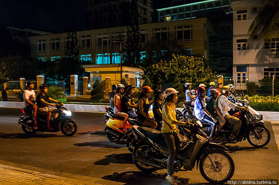Мотоцикл — основное транспортное средство Нячанг, Вьетнам