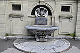 Кстати, всего в Берне около ста фонтанов, все они действующие, и во всех течет пригодная для питья горная вода.
