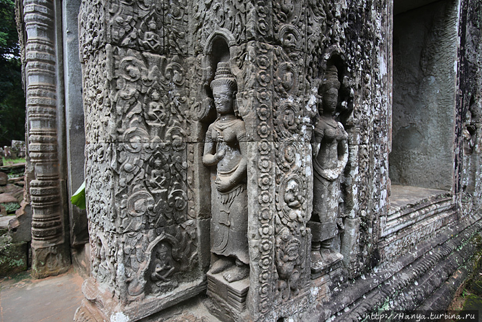 Рельефные украшения западных ворот-гопур третьего корпуса-вложения храмового комплекса Пре-Кхан