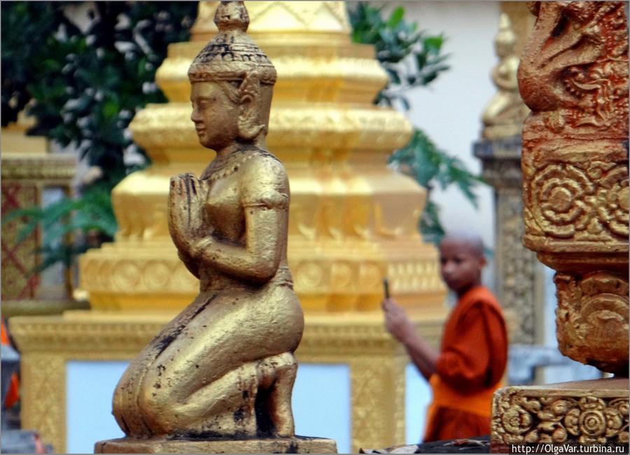 Технический прогресс проник и сюда, почти все монахи — с телефонами и прочими штучками. Кому теперь молятся... Провинция Сиемреап, Камбоджа