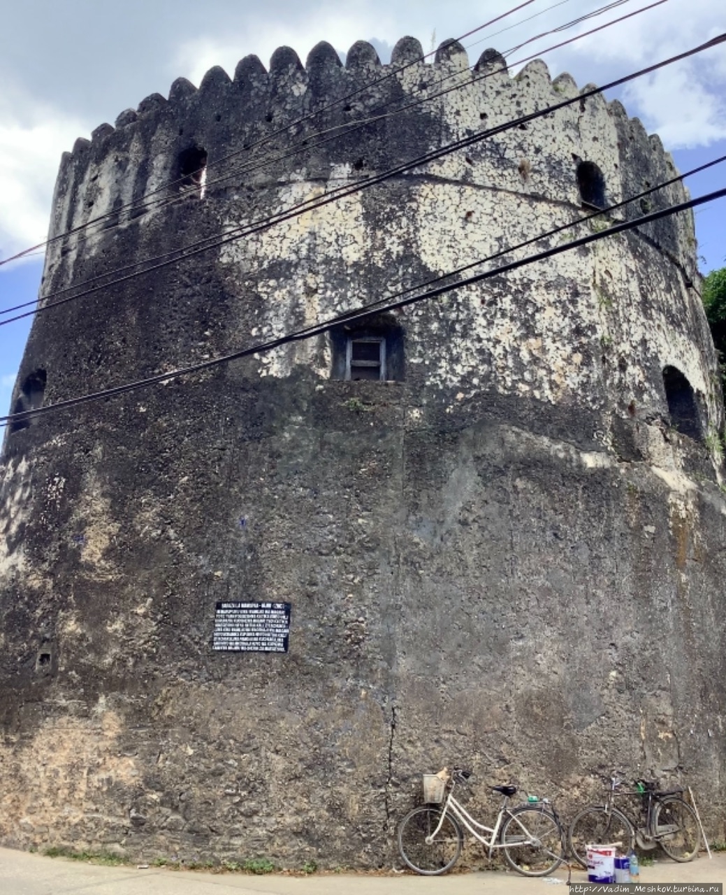Цилиндрическая башня Старого форта в Стоун Тауне Стоун-Таун, Танзания