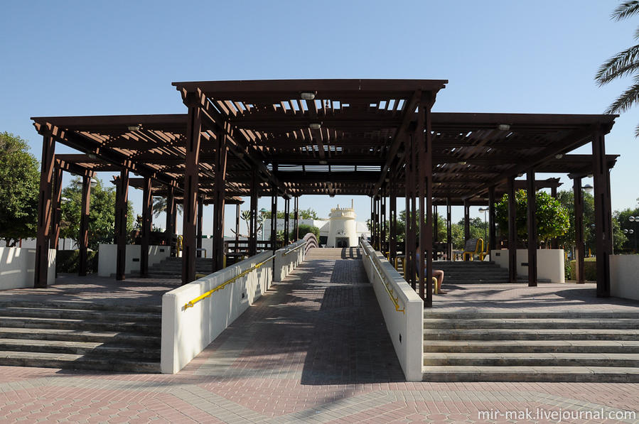 Парк возле пляжа очень кстати, в нем приятно перевести дух после пребывания под палящим солнцем. Дубай, ОАЭ