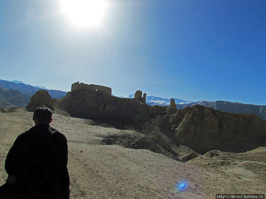 а впереди останки старой крепости Чосер, Непал