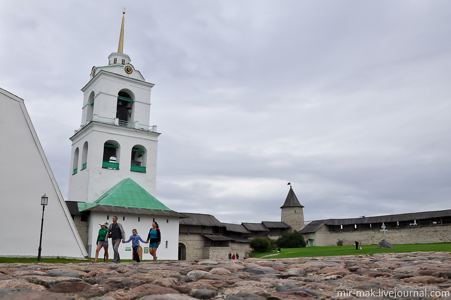 Дополняет собор отдельно стоящая колокольня, построенная в таком же архитектурном стиле, что и главный храм. Псков, Россия