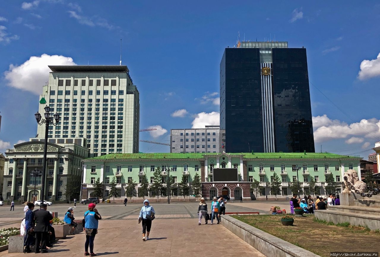 Площадь Сухэ-Батора - сердце современной столицы Монголии