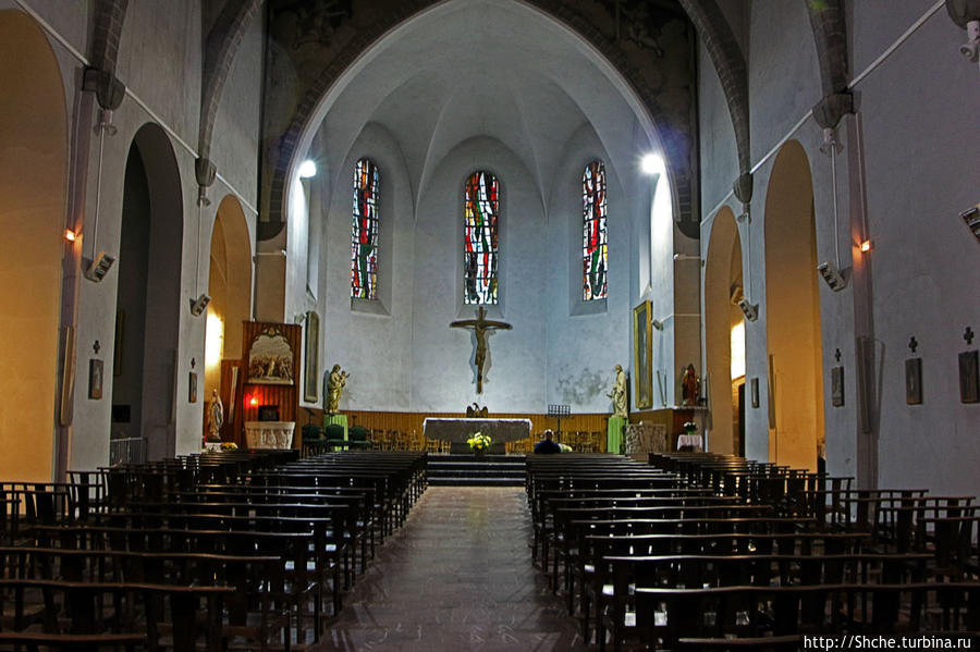 Церковь 10-го века с необычными витражами